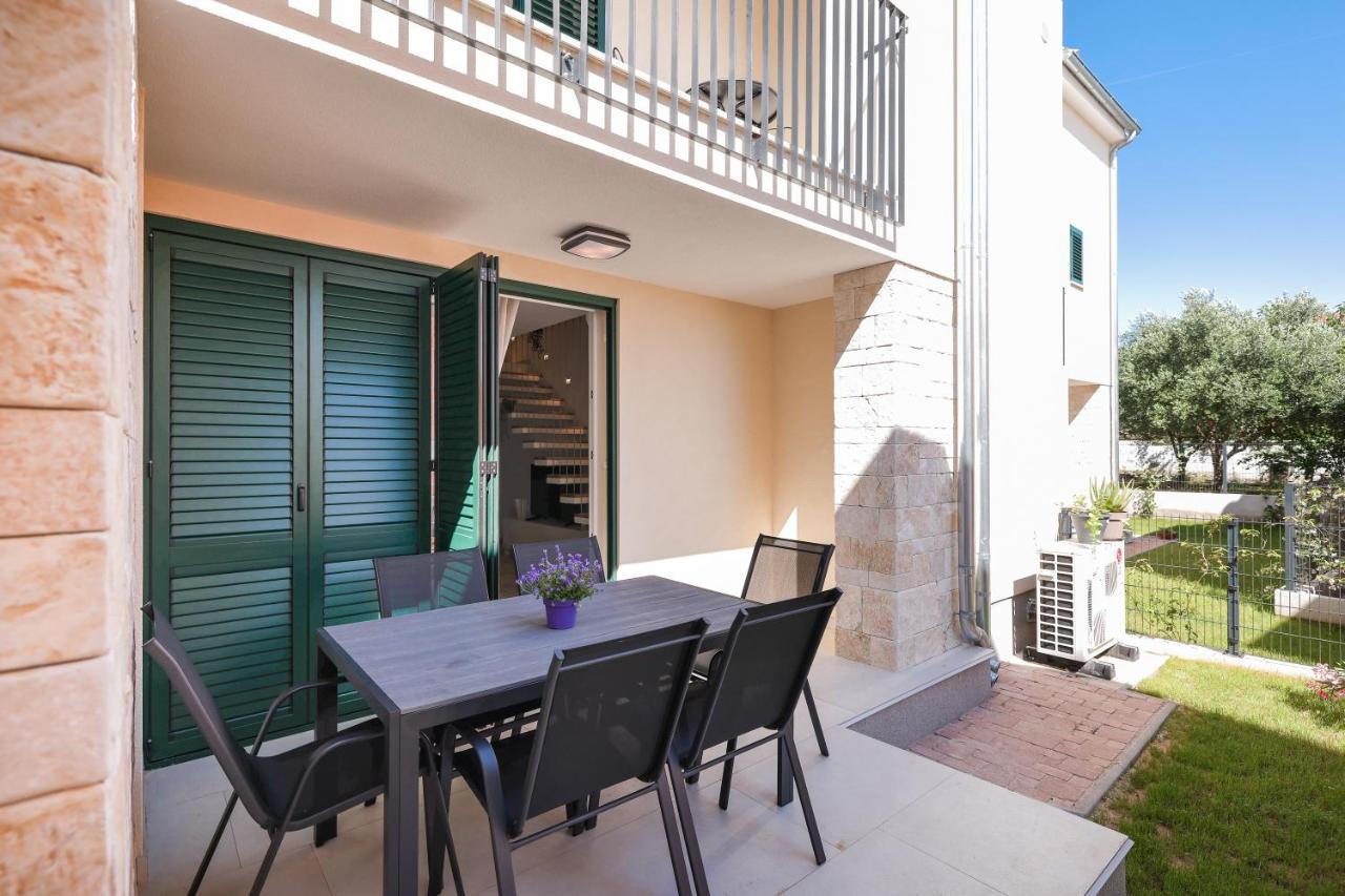 Apartments Mila Sveti Filip i Jakov Luaran gambar